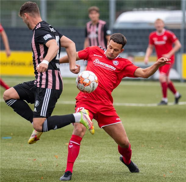 Jason Weber wechselt vom ESC Geestemünde zum Landesliga-Aspiranten SV Brake Fußball-Lottopokal im Bürgerpark mit dem ESC Geestemünde und dem Bremer SV. Rechts der Geestemünder Jason Weber.