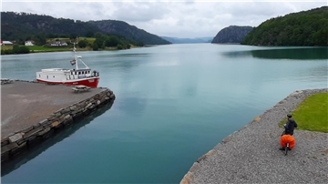 Mit dem Fahrrad am Fjord.