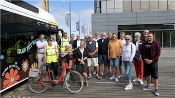 Bürger starten zur Fahrradtour zu den Wasserstoff-Hotspots Bremerhavens, unter anderem zu den Wasserstoffbussen