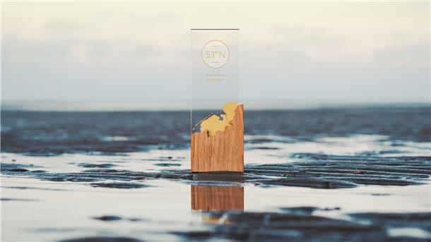 Die Trophäe „Goldenes Leuchtfeuer" steht im Wattenmeer.