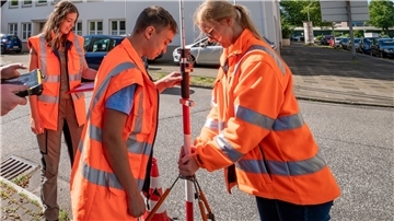 Mit dem GPS-Empfänger suchen die Azubis Joshua Geberbauer, Julia Hake, Felix Kraske und Alina Polkin das Signal des Satelliten. Zwischen Häusern und Bäumen kann das knifflig sein.