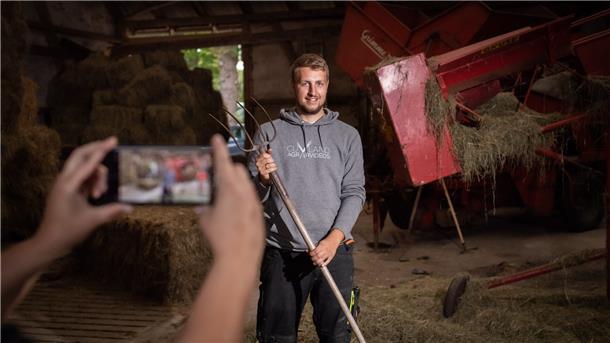 Mit dem Handy oder der Gopro nimmt Lukas Döscher seine Abonnenten mit in den Arbeitsalltag.