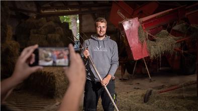 Mit dem Handy oder der Gopro nimmt Lukas Döscher seine Abonnenten mit in den Arbeitsalltag.