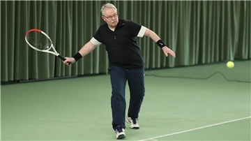 Reiner Indorf spielt Tennis für den TK Nordenham.