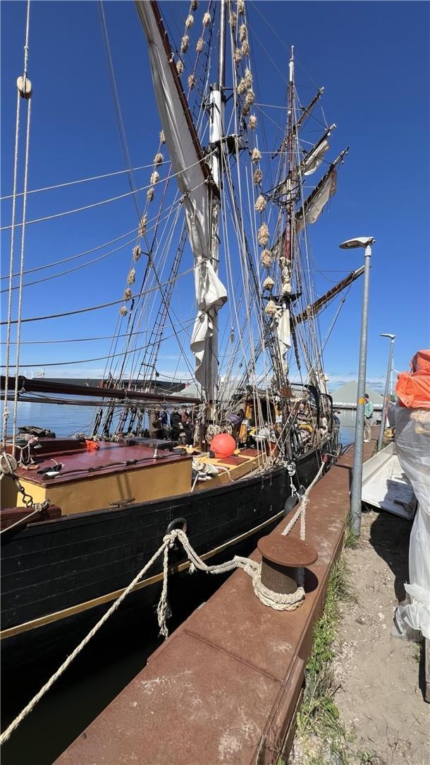 Von Amsterdam bis Dorum-Neufeld: Schokolade, die auf dem Fahrrad fährt Mit dem Lastensegler "Tres Hombres" werden die Kakaobohnen für die Schokolade der "Chocolatemakers" aus der Karibik nach Amsterdam gebracht.