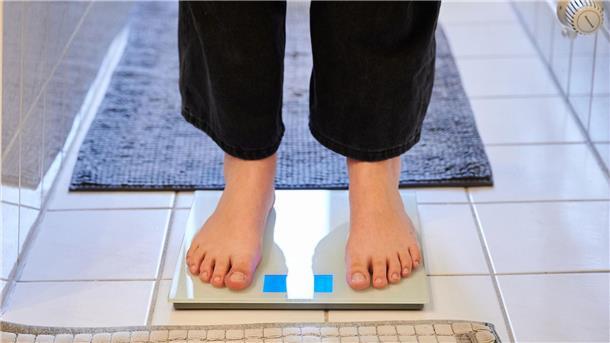 Lipödem: Der unsichtbare Schmerz hinter Body Positivity Zwei Füße auf einer Waage