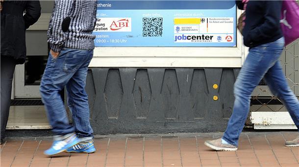 Schadensersatz für massenhaften Sozialbetrug? Mit dem Logo des Jobcenters hatte Selim Öztürk seinen Vereinen einen offiziellen Anstrich gegeben. Das half beim massenhaften Sozialbetrug. Nun wartet das Jobcenter das Urteil des Landgerichts ab, um Schadensersatzforderungen gegenüber Öztürk zu prüfen.
