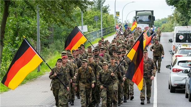 120 Kilometer: Soldaten marschieren in Gedenken an Gefallene Mit dem Marsch gedenken die Teilnehmer der im Dienst verstorbenen Soldaten.