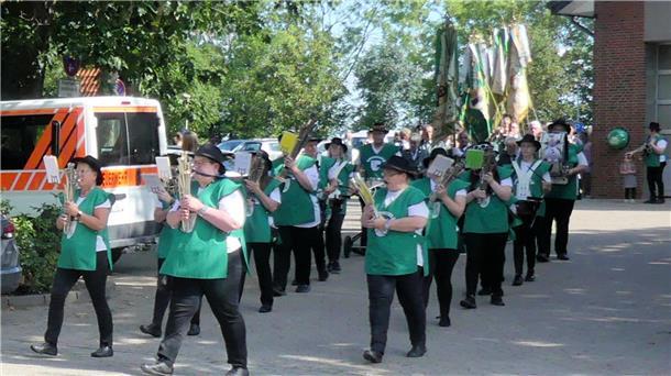 Mit dem Musikzug Rodenkirchen vorneweg starteten die Imsumer Schützen ihren Umzug.