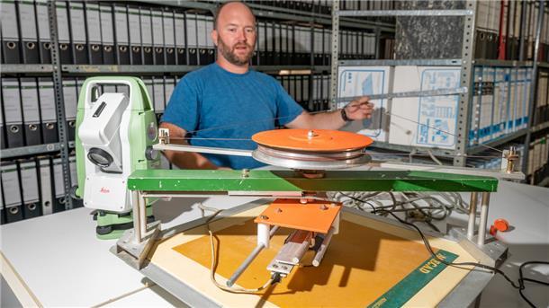 Mit dem Pantograph konnten Befunde auf einer Ausgrabung maßstäblich verkleinert mit Bleistift auf Zeichenpapier gezeichnet werden. Das Gerät wurde digital umgerüstet, war im Grabungsalltag aber nicht besonders praktisch. Jahre später wurde ein Tachymeter angeschafft, womit auch digital vermessen werden kann – aber wesentlich praktikabler als mit dem Panto, erklärt Dr. Andreas Hüser.