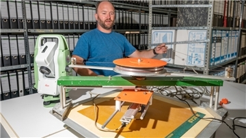 Mit dem Pantograph konnten Befunde auf einer Ausgrabung maßstäblich verkleinert mit Bleistift auf Zeichenpapier gezeichnet werden. Das Gerät wurde digital umgerüstet, war im Grabungsalltag aber nicht besonders praktisch. Jahre später wurde ein Tachymeter angeschafft, womit auch digital vermessen werden kann – aber wesentlich praktikabler als mit dem Panto, erklärt Dr. Andreas Hüser.