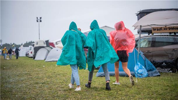 Deichbrand 2023 ertrinkt: REGEN und SCHLAMM ohne Ende (Fotos) Mit dem passenden Regen-Cape ist das Wetter (fast) kein Problem.
