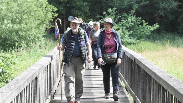 Mit dem Pilgerstab gehen Thomas Dahms und Streckenpatin Sigrid Strüber vorweg entlang der Etappe von Heeslingen nach Zeven.