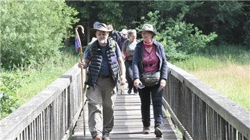 Mit dem Pilgerstab gehen Thomas Dahms und Streckenpatin Sigrid Strüber vorweg entlang der Etappe von Heeslingen nach Zeven.