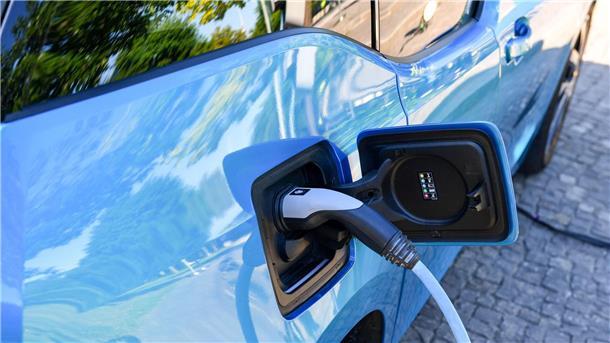 Ladestation mit Solarstrom vom Wohnhaus wird jetzt gefördert Mit dem Programm sollen private Wohngebäude mit Ladeinfrastruktur, also Ladestationen, Solarstromanlagen und Speichern ausgestattet werden.