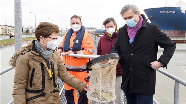 Mülleimer fischt Plastik aus Bremerhavener Hafen Mit dem Projekt Seabin können täglich bis zu 4 Kilo Plastikmüll aus dem Hafenwasser gefischt werden. Darüber freuen sich (von links): Häfensenatorin Claudia Schilling sowie Stephan Rademacher, Katja Pape und Robert Howe von Bremenports.