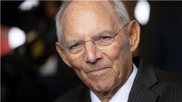 Mit dem Pullover gegen die Kälte: Wolfgang Schäuble.