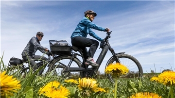 Zwei Fahrradfahrer auf Tour.