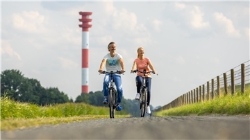 Ein Paar fährt mit dem Rad. 