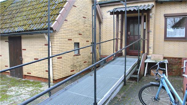 Warum diese Zevenerin noch immer in einer völlig verschimmelten Wohnung lebt Mit dem Rollstuhl kann die Zevenerin über die Rampe direkt in die Wohnung fahren.
