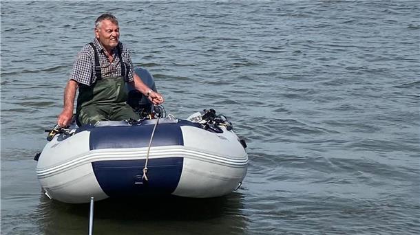 Ein Mann sitzt im Schlachboot