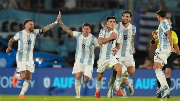 Argentinien schlägt Uruguay in WM-Qualifikation Mit dem Sieg beim Nachbarn Uruguay hält sich Argentinien an der Tabellenspitze der WM-Qualifikation in Südamerika.