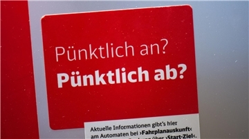 Mit dem Slogan „Pünktlich an? Pünktlich ab?“ wird im Dresdener Hauptbahnhof an einem Fahrkartenautomaten für die Fahrplanauskunft der Deutschen Bahn geworben.