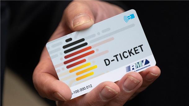 Mehr als jede zweite große Firma bietet günstiges Jobticket Mit dem sogenannten Deutschlandticket für monatlich 49 Euro können Inhaberinnen und Inhaber seit Mai in Bussen und Bahnen des Nah- und Regionalverkehrs durch ganz Deutschland fahren.
