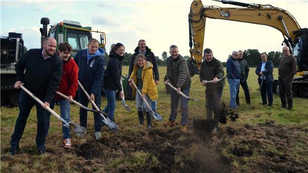 Erster Spatenstich: RoNNi-Projekt geht an den Start Mit dem Spatenstich der Offiziellen fiel der Startschuss für den Bau des dritten und größten Rohrkolben-Polders in Bad Bederkesa auf dem Areal an der Ankeloher Seeseite unweit des Aussichtsturms.