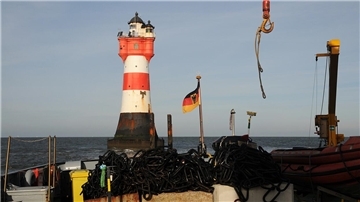 Blick auf den Leuchtturm „Roter Sand“ in der Wesermündung.