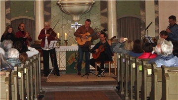 Musiklehrkräfte und Schüler der Musikschule Beverstedt-Hagen spielen beim Lehrerkonzert in der St.-Jacobi-Kirche in Bramstedt vor zahlreichem Publikum.