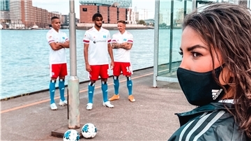 Mit den Fußballprofis (von rechts) Jan Gyamerah, Joscha Vagnoman und Sonny Kittel hat Marina für den HSV gemodelt.