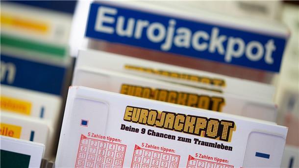 Mega-Lottogewinn in Bremerhaven: Was macht man mit 107 Millionen Euro? Mit den Gewinnzahlen 20 - 21 - 30 - 41 - 43 und den beiden Eurozahlen 10 und 11 lag ein 61-Jähriger aus Bremerhaven richtig, wie Westlotto nach der Ziehung in Münster mitteilte.