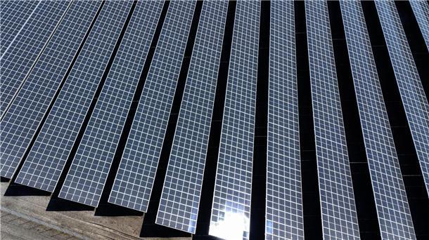 Vattenfall liefert Solarstrom an Evonik Mit den neuen Verträgen mit Vattenfall kommt mehr als 50 Prozent des von Evonik bezogenen Stroms aus erneuerbaren Quellen. Bis 2030 möchte das Unternehmen vollständig auf grünen Strom umstellen.