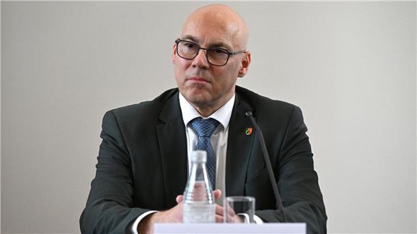 „Extrem gefährlich“: Polizei entdeckt riesiges Waffenarsenal Mit den Waffen hätten Kriminelle verheerende Verbrechen verüben können, sagt Oberstaatsanwalt Wolf-Tilman Baumert.