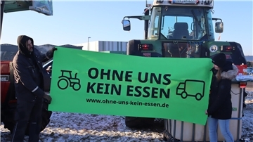 Mit der Aufschrift von diesem Banner wollen die Landwirte vor dem Rewe-Zentrallager in Sottrum ein Zeichen setzen.