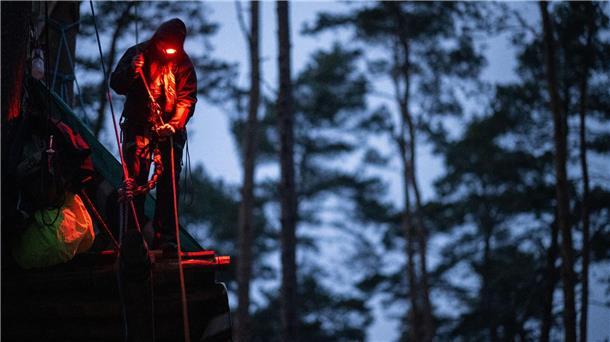 Protest gegen Tesla: Waldbesetzung soll lange dauern Mit der Besetzung will die Initiative „Tesla stoppen“ eine Rodung des Waldstücks und eine Erweiterung des Tesla-Geländes verhindern.