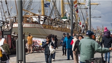 Mit der dem Neuzugang „Schulschiff Deutschland“ schärft Bremerhaven sein maritimes Profil. Die Stadt konnte im zweiten Coronajahr 2021 wieder mehr Tages- und Übernachtungsgäste als im Vorjahr begrüßen.