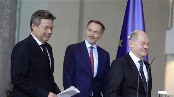 Ampel einigt sich auf Haushalt 2024 Mit der Einigung, um die Olaf Scholz (SPD) sowie Bundesfinanzminister Christian Lindner (FDP) und Wirtschaftsminister Robert Habeck (Grüne) tagelang gerungen hatten, gibt es fast vier Wochen nach dem Urteil des Bundesverfassungsgerichts eine Lösung der Haushaltskrise.