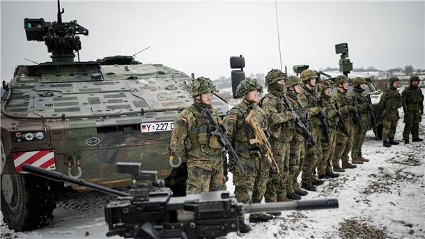 Deutschland führt schnelle Eingreiftruppe der Nato Mit der Führung der Nato-Truppe VJTF stellt Deutschland auch etwa 8000 Bundeswehrsoldaten bereit.