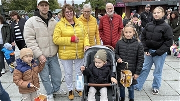 Eine Gruppe von Menschen mit Laternen auf dem Nordenhamer Marktplatz.