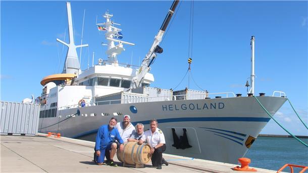 Die "Helgoland" liegt im Hafen. Auf dem Schiff fahren Rum und Whisky mit nach Helgoland.