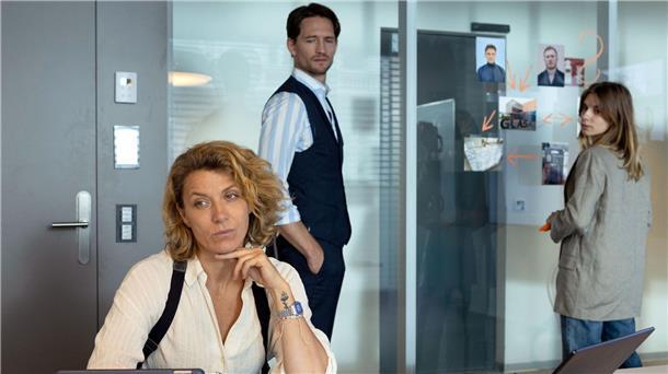 „Der letzte Bissen“ - der erste Fall eines neuen Wien-Krimis Mit der Hilfe der IT-Spezialistin Judith arbeiten sich die Ermittler in die alten Akten ein.