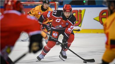 Mit den Fischtown Pinguins zum Achtelfinale: Exklusive Fanreise Ein Eishockeyspieler führt einen Puck am Schläger. Es ist Alex Friesen von den Fischtown Pinguins aus Bremerhaven.