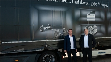 Mit der neu gegründeten L.I.T. Automotive Solutions GmbH soll Kunden der Automobilbranche passgenauere Lösungen angeboten werden. Geschäftsführer Claas Durach (rechts) und Kai Wullbrandt aus der Geschäftsleitung der L.I.T. Speditions GmbH konnten das erste Projekt nach kurzer Zeit erfolgreich abschließen.