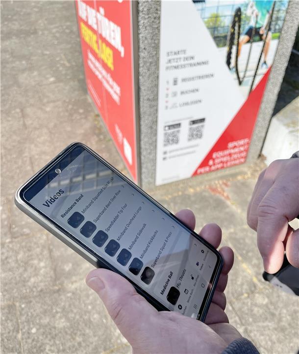 App auf dem Handy: Auf diese Weise wählt der Nutzer sein Sport-Equipment aus.