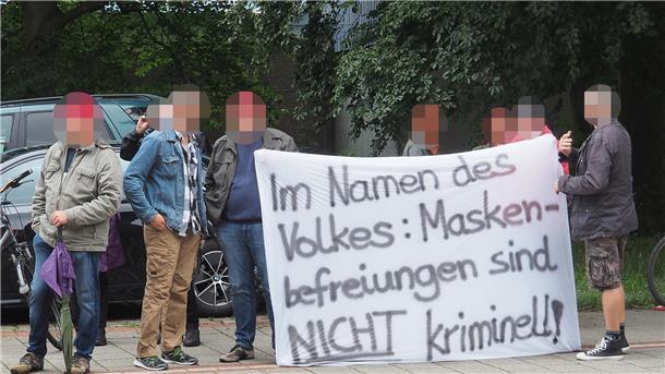 Mit diesem Banner zeigte eine Gruppe von Demonstranten vor dem Amtsgericht ihre Gegnerschaft zur Maskenpflicht.