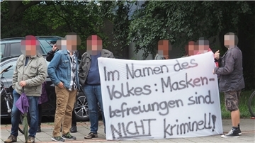 Mit diesem Banner zeigte eine Gruppe von Demonstranten vor dem Amtsgericht ihre Gegnerschaft zur Maskenpflicht.