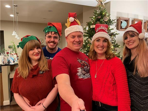 Grußbrücke: Bekannte und Verwandte an Covid verloren Mit diesem Foto wünscht Familie Martin frohe Weihnachten.