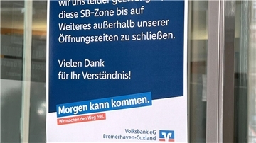 Mit diesem Schild weist die Volksbank Bremerhaven-Cuxland darauf hin, dass die SB-Zone nur während der Öffnungszeiten der Geschäftsstelle betreten werden darf.